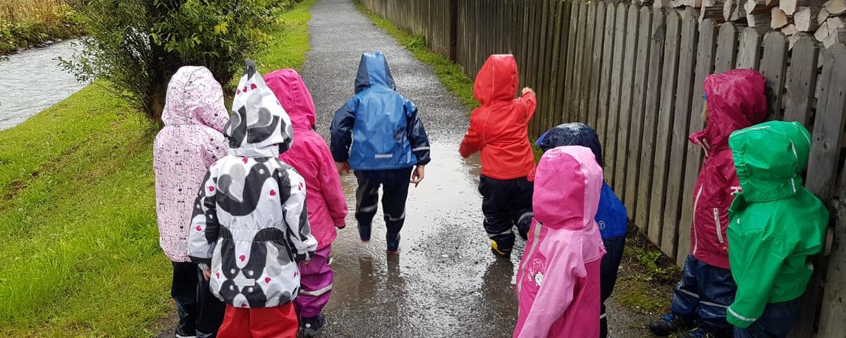 Kinder im Regen